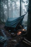 natura selvaggia sopravvivenza. bushcraft tenda sotto il telone nel pesante piovere, Abbracciare una persona il freddo di alba. un' scena di resistenza e resilienza foto