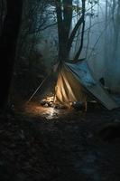 natura selvaggia sopravvivenza. bushcraft tenda sotto il telone nel pesante piovere, Abbracciare una persona il freddo di alba. un' scena di resistenza e resilienza foto