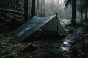 natura selvaggia sopravvivenza. bushcraft tenda sotto il telone nel pesante piovere, Abbracciare una persona il freddo di alba. un' scena di resistenza e resilienza foto