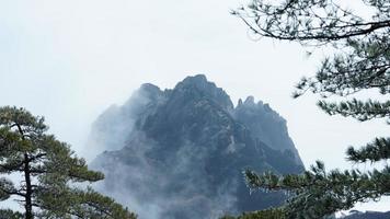 il bellissimo montagne paesaggi con il verde foresta e il eruttò roccia scogliera come sfondo nel il campagna di il Cina foto