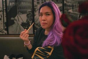 asiatico femmina mangiare a il ristorante foto