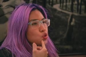 ritratto di bicchieri asiatico femmina con viola capelli colore foto