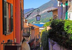 belgio, Italia, 2022 - un' strada nel bellagio su lago Como, Italia foto