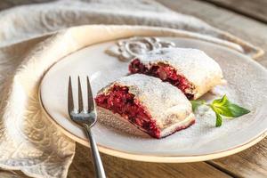 ciliegia strudel con fresco menta foto