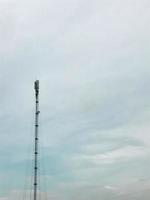 telecomunicazione torri isolato di nuvoloso cieli foto