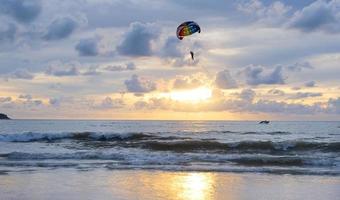 parasailing patong, phuket, thailandia foto