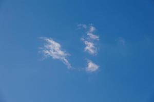 blu cielo con uno bianca piccolo nube naturale sfondo foto
