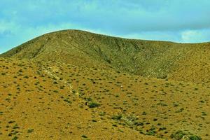 vuoto misterioso montagnoso paesaggio a partire dal il centro di il canarino isola spagnolo Fuerteventura con un' nuvoloso cielo foto