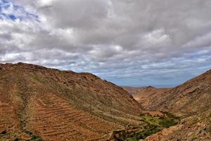 vuoto misterioso montagnoso paesaggio a partire dal il centro di il canarino isola spagnolo Fuerteventura con un' nuvoloso cielo foto