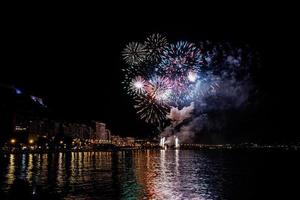 fuochi d'artificio mostrare a notte su il sponde di il mare di alicante Spagna foto