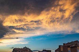 sera cielo con buio nuvole al di sopra di un' piccolo spagnolo cittadina foto