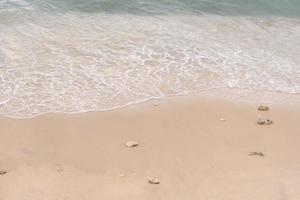 morbide onde sulla spiaggia foto