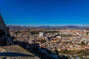 Visualizza su un' soleggiato giorno di il città e colorato edifici a partire dal il punto di vista alicante Spagna foto