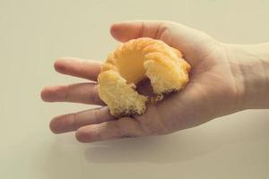 gustoso poco Pasqua Cupcake su un' del bambino mano su un' leggero sfondo foto