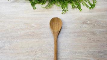 cucchiaio di legno su uno sfondo di legno bianco foto