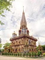 tempio di wat cha long a phuket, thailandia foto