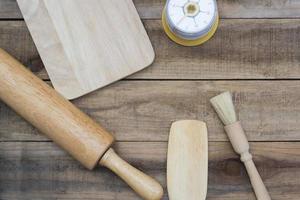 panetteria e utensili da cucina con un timer da cucina su un tavolo di legno foto