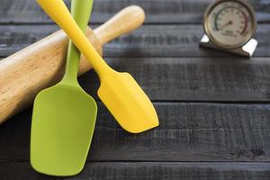 panetteria in silicone e strumenti di cottura su un tavolo di legno foto