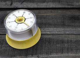 panetteria e utensili da cucina con un timer da cucina su un tavolo di legno foto