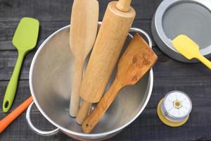 panetteria e utensili da cucina con un timer da cucina su un tavolo di legno foto