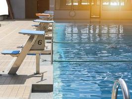 piscina e stand di salto foto