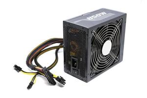 alimentatore nero 850w con cavi e interruttore io per case atx tower pc isolato su sfondo bianco foto