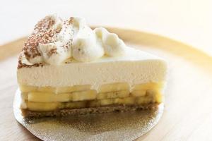 torta banoffee con polvere di cioccolato su un piatto di legno foto