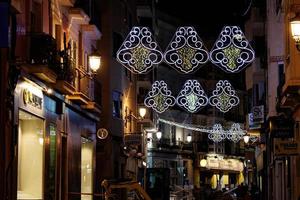 Natale illuminazioni nel alicante Spagna nel il strade a notte foto