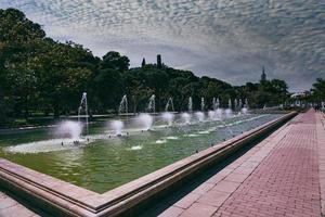 urbano paesaggio di il spagnolo città di saragozza su un' caldo primavera giorno con fontane nel il punto di riferimento parco foto