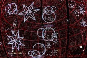 grande raggiante rosso fronzolo Natale decorazione nel alicante, Spagna a notte sfondo avvicinamento foto