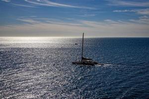 mare paesaggio su un' soleggiato giorno con blu cielo e acqua e un' andare in barca nave foto