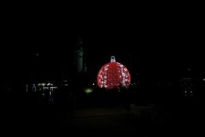 grande raggiante rosso fronzolo Natale decorazione nel alicante, Spagna a notte foto