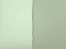 carta opaca bianco titanio con strappato unico del lato su carta grigio chiaro foto
