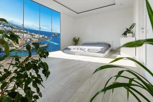 panoramico Visualizza di simpatico accogliente Camera da letto con estate all'aperto. foto
