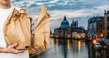 cibo consegna nel carta borse contro il sfondo di Italia foto