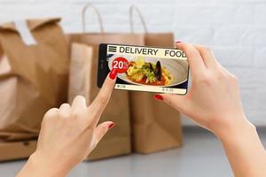 cibo consegna cibo premuroso, digitale Telefono schermo foto