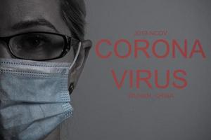 donna indossare protettivo maschera. nuovo coronavirus 2019-ncov a partire dal Cina foto