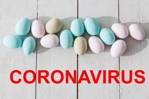 Pasqua uova indossare un' medico per proteggere contro coronavirus. foto