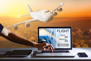 aereo viaggio tema con uomo utilizzando un' il computer portatile computer foto