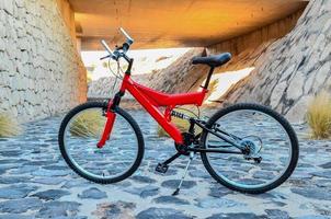 rosso montagna bicicletta foto