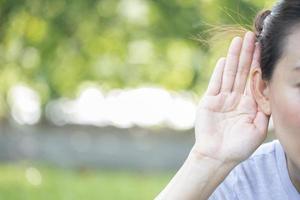 donna che tiene la sua mano vicino all'orecchio con lo spazio della copia foto