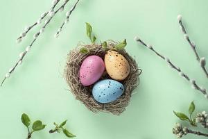 sfondo di Pasqua con uova dipinte di salice nel nido. Pasqua ortodossa, domenica del salice foto