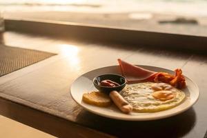 colazione americana impostata su un vecchio sfondo di tavolo in legno vintage foto