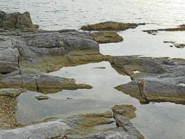 spiaggia rocciosa in riva al mare