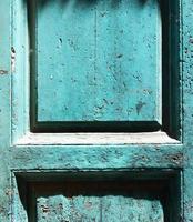 telaio della finestra in legno blu durante il giorno