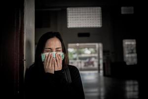 asiatico viaggiatore donna indossare maschera per proteggere coronavirus, tailandese donna indossare viso maschera respiratorio proteggere e filtro PM2.5 foto