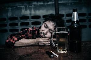 asiatico uomo bevanda Vodka solo a casa su notte tempo, thailandia persone, stress uomo ubriaco concetto foto