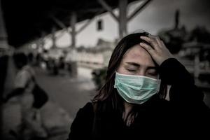 asiatico viaggiatore donna indossare maschera per proteggere coronavirus, tailandese donna indossare viso maschera respiratorio proteggere e filtro PM2.5 foto