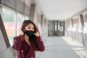 asiatico donna indossare viso maschera per proteggere covid-19 virus, thailandia persone, giovani signora brevità di respiro coronavirus tosse respirazione problema foto