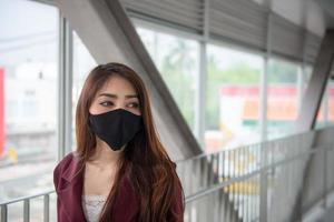 asiatico donna indossare viso maschera per proteggere covid-19 virus, thailandia persone, giovani signora brevità di respiro coronavirus tosse respirazione problema foto